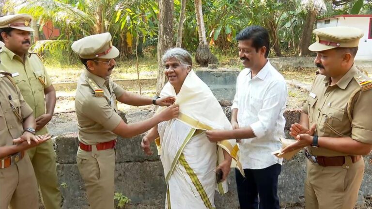 Viral Prabhavathi Amma in action again on footpaths in Kozhikode city