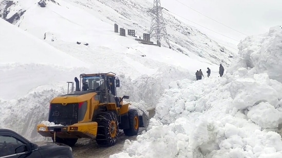 Five killed in massive avalanche at Zoji La in Ladakh; Srinagar-Leh highway blocked| India News