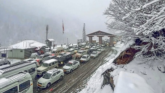 Over 1,000 vehicles stuck at Atal Tunnel stretch after heavy snowfall in Manali| India News