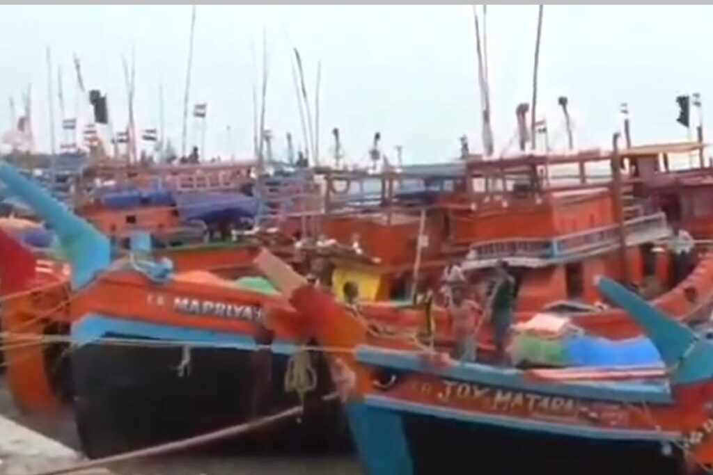 What will be cooked in middle of the ocean? Uncertain journey of fishermen