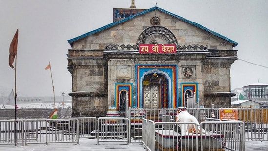 Heavy snowfall in Uttarakhand's Chamoli; white blanket engulfs Badrinath Dham| India News