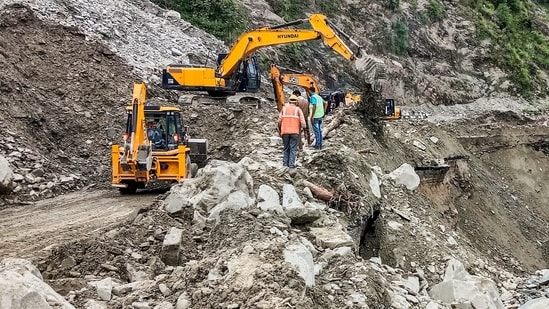 Landslide in J&amp;K's Kishtwar leaves 1 dead; 235 rescued amid heavy snowfall| India News