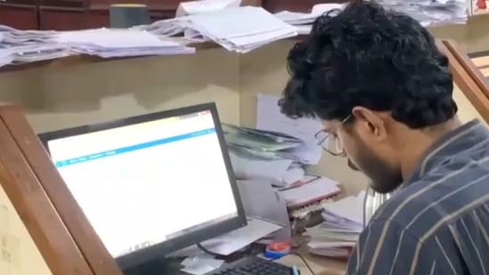 Kerala RTO employees' unique protest against promotion rules change, work 3 hours beyond office time| India News