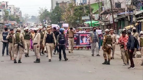 21 injured in fresh clashes in Manipur's Bhishnupur, two vehicles set ablaze| India News