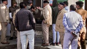 MP: Thief hides in pond for 5 hours after stealing woman's purse, lotus stem likely helped him breathe| India News