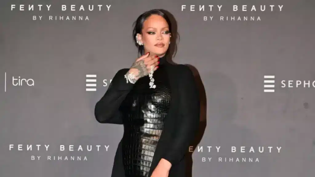 Rihanna in Mumbai: Singer handles jewellery malfunction with ease at special event
