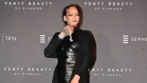 Rihanna in Mumbai: Singer handles jewellery malfunction with ease at special event