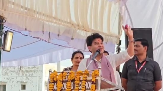 ‘Pocket mein pyaaz’: Amid a heatwave, minister Scindia says he doesn't use AC, pulls out an onion