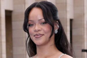 Rihanna RETURNS to India after two years blows kisses to Mumbai paparazzi video goes viral