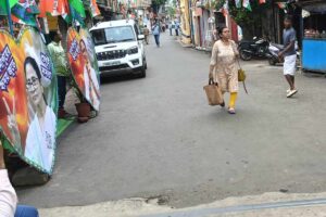 Guard rail removed infront of Mamata Banerjee's house at Kalighat
