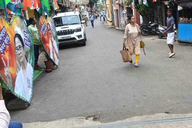 Guard rail removed infront of Mamata Banerjee's house at Kalighat