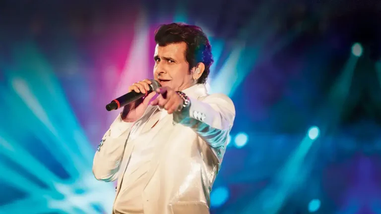 Watch: Fan jumps on stage during Sonu Nigam's concert